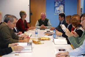 Els membres del Club de Lectura de la Biblioteca comparteixen tertúlia amb Ramon Gasch, autor del llibre "Bon cop de falç!"