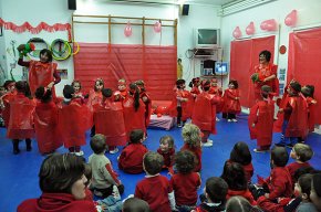 Alumnes de P3 de l'escola Joan Ardèvol i alumnes de P2 de la llar d'infants Maria Dolors Medina celebren la "Festa del vermell"
