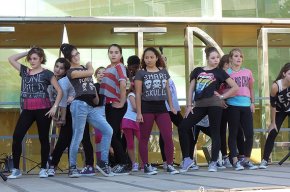 Dean Greenwood, Les Girls Show i el grup de dansa de l'Associació Clara Campoamor actuen a un mercadet benèfic contra el càncer a Salou