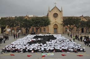 El miler d'alumnes del col·legi Cardenal Vidal i Barraquer aixeca un mosaic gegant amb el logotip de La Marató de TV3