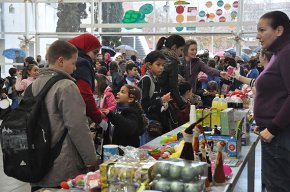 Els alumnes de l'escola Joan Ardèvol posen a la venda els seus treballs manuals per recaptar fons per a La Marató de TV3