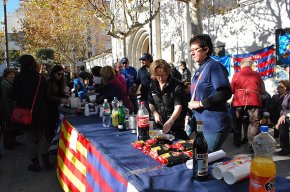 Vermut solidari de la Penya Barça i la Penya Blanc i Blava i musclada popular a favor de La Marató de TV3