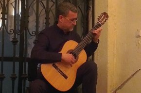 L'agrupació local del PSC recapta 225 euros per a La Marató amb un concert solidari de guitarra a càrrec de Miquel Javaloy