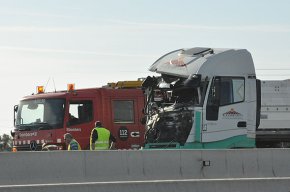 Un ferit greu en una topada entre dos camions tràilers a l'A-7