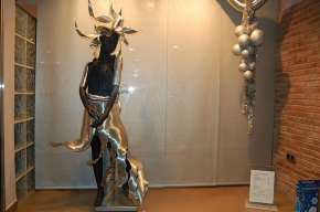 La Perruqueria Príncep, L'Ombra floristeria, Quin cacau! i Tarambana guanyen el concurs d'aparadors de Nadal de la UB