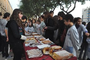 El col·legi Cardenal Vidal i Barraquer munta un mercadet solidari per recaptar fons per a Càritas