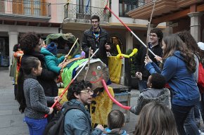 Els escoltes fan cagar el tió a la plaça d'Espanya i a la plaça de l'església de Sant Pere