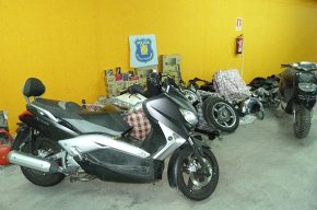 Els Mossos d'Esquadra detenen sis persones que transportaven peces de motocicletes sostretes