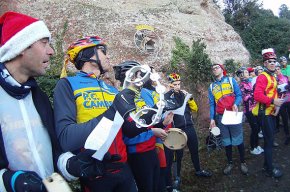 La Penya Cicloturista Cambrils planta el pessebre dalt del coll de la Teixeta