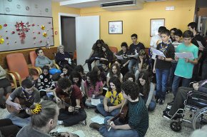 L'Agrupament Escolta Gent de Mar ofereix una cantada de nadales a la residència Baix Camp