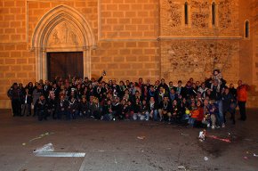Un bon nombre de cambrilencs celebren les campanades de cap d'any a les places de les esglésies de Santa Maria i de Sant Pere