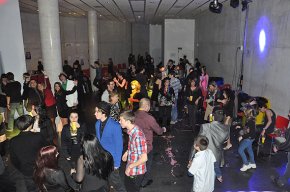 Prop d'un centenar de joves celebren l'entrada d'any a l'Ateneu Juvenil