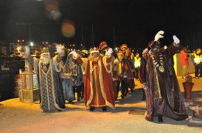 Els Reis Mags de l'Orient reben una multitudinària acollida al port de Cambrils