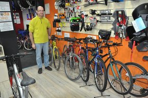 Un cambrilenc recicla 16 bicicletes en desús per a donar-les a les famílies més necessitades