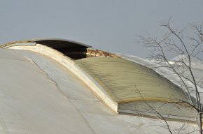 ÚLTIMA HORA: El fort vent arrenca una part de la claraboia de la piscina coberta i la precipita pels carrers del voltant