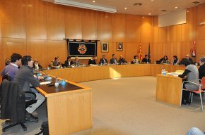 Saprova la reducció del 10% dels sous dels regidors i dels grups polítics del consistori