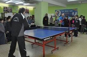 Els escolars cambrilencs se sumen a la pràctica del tennis taula