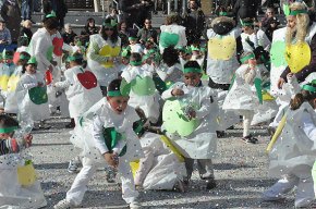Uns 200 xiquets de l'escola Joan Ardèvol i de les llars d'infants Maria Dolors Medina i La Galereta celebren el Carnaval al parc del Pinaret