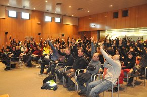 Els treballadors municipals acamparan a la plaça de lAjuntament, aquest dijous, en protesta pels acomiadaments