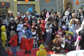 El primer Concurs infantil de disfresses del Carnaval reuneix prop d'una seixantena de xiquets al passeig d'Albert