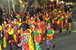 18 comparses i prop de 1.500 persones omplen de gresca i confeti els carrers de Cambrils a la rua de Carnaval