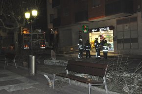 Els bombers tallen un arbre tombat a l'avinguda de Josep Vidal i Barraquer