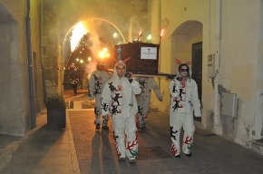 El Rei Kagarriera IV acaba el seu mandat després de ser acomiadat per ser el "darrer" treballador que quedava a l'Ajuntament