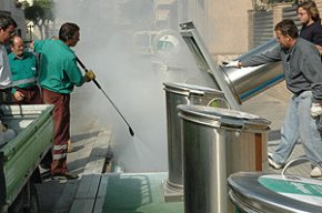 Un contenidor soterrat s'incendia a causa de les guspires d'uns treballs de soldadura