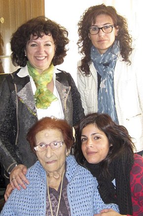 Consuelo Aguadé, veïna de Cambrils, rep la Medalla Centenària