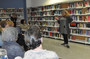 Montse Parra explica contes eròtics a la Biblioteca Municipal