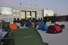 Acampada contra els acomiadaments de treballadors municipals