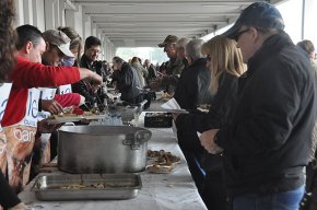 Fregida de galeres i calçots amb oli verge extra, aquest diumenge, a la Cooperativa Agrícola