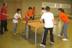 L'alumnat de primària de l'Escola La Bòbila s'inicia a l'esport del tennis taula