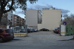 Es repara el ferm de l'aparcament gratuït del carrer de Balmes