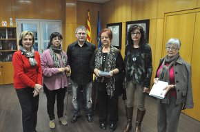 La Unió de Botiguers reparteix 12 xecs de compra a les famílies cambrilenques més necessitades