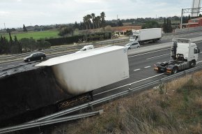 Un camió tràiler s'incendia a l'A-7, dins el terme municipal cambrilenc