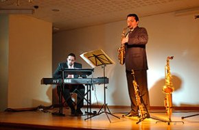 El duo Martorell Bianchini actua dins el programa "Escolta música al Centre"