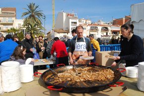 La galerada popular al port serveix 1.150 racions de fideus rossos amb galeres en el darrer acte de les jornades 