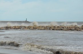 Un intens temporal de llevant sacseja el litoral cambrilenc