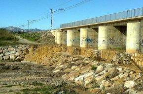 El sobreeiximent del pantà de Riudecanyes va provocar, ahir, una baixada d'aigua per la riera