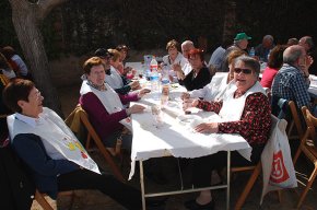 La calçotada veïnal del barri de la Llosa reuneix unes 160 persones en la seva cinquena edició