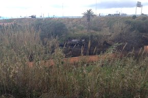 Un incendi als marges de la carretera N-340 crema dos camions abandonats