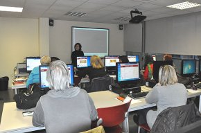 Setze persones participen en la tercera edició del taller Com es fa un arbre genealògic impartit des de l'Arxiu Municipal