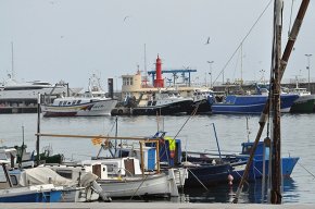 Un exvaixell de l'armada espanyola fa anar de corcoll a la flota pesquera cambrilenca