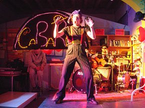 La companyia cambrilenca La Colomada actua als "Bàsic's Cambrils" amb el seu espectacle "CaBaRret"