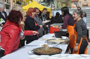 El tast de paelles encarxofades serveix unes 660 racions, a la plaça del Pòsit, en el darrer acte de l'Encarxofa't
