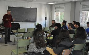 L'escriptor i periodista Andreu Sotorra parla del seu llibre 'Els silencis de la Boca de la Mina' amb els alumnes de l'institut Ramon Berenguer IV 