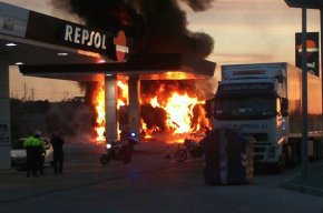 Un camió tràiler carregat de cel·lulosa s'incendia a l'aparcament de la benzinera del costat de l'establiment El Retiro