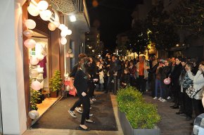 El fort vent, protagonista de la primera edició de la iniciativa comercial "Cambrils, comerç de nit"