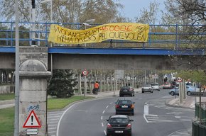 Pancarta de protesta per la celebració a Cambrils dels balls de saló